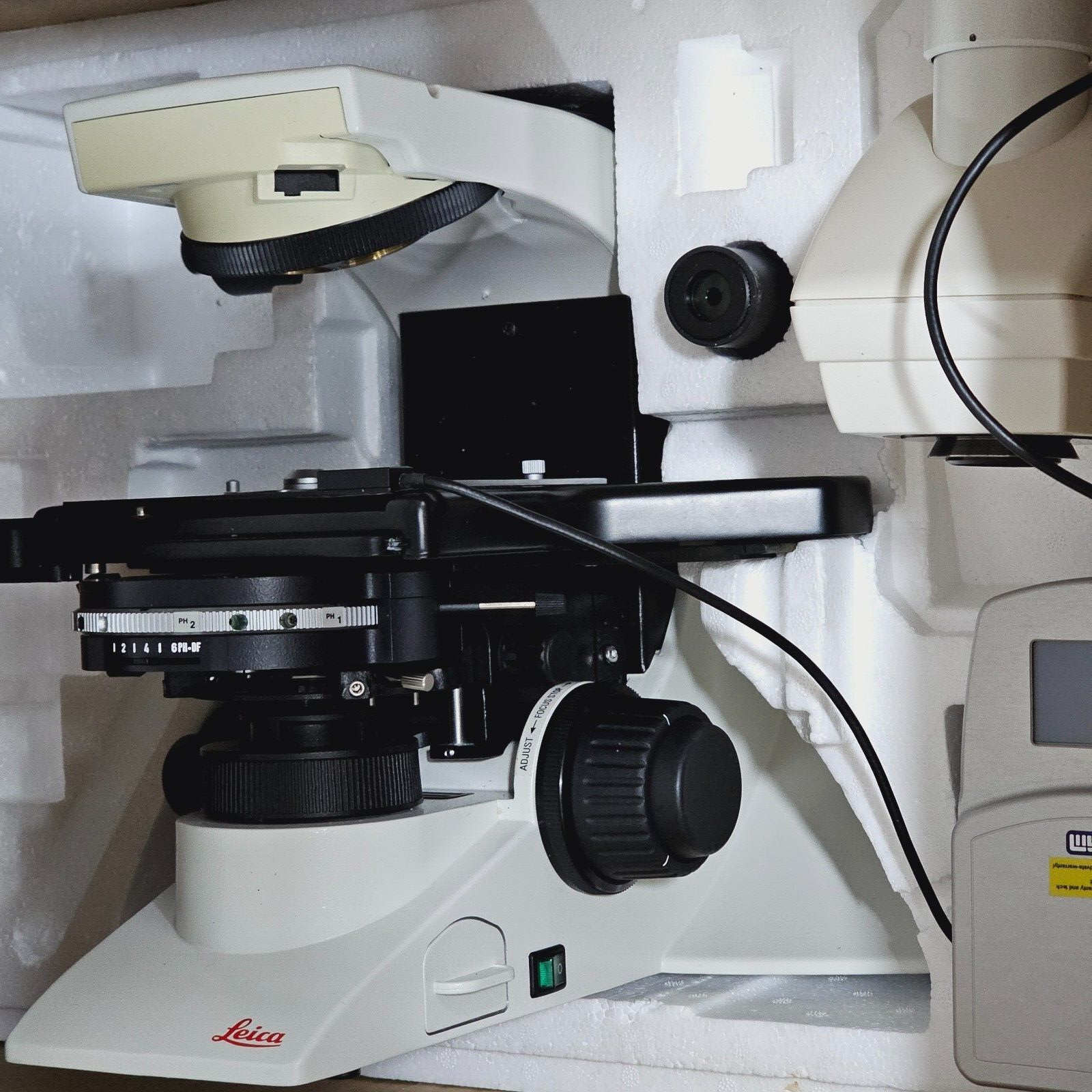 Leica DM2000 LED Microscope 11888138 MFD 2013 + DC95 Linkam Warm Stage DM 2000