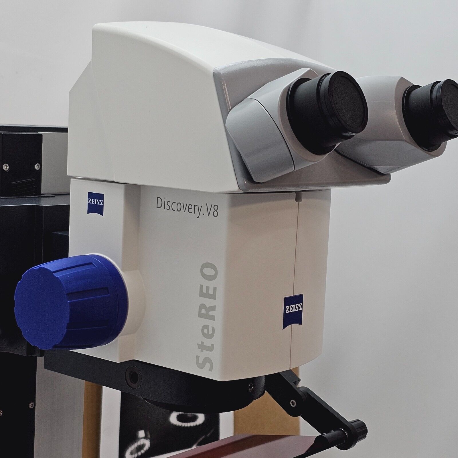 NEW Carl Zeiss SteREO Microscope Discovery. V8 + 2x CL1500 HAL & Accessories